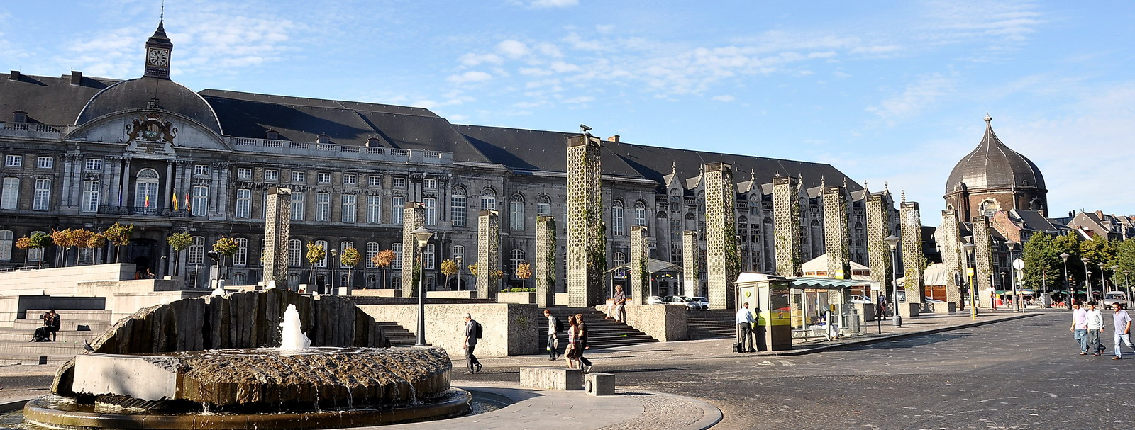 Le Palais et la place de l'ancienne cathédrale
