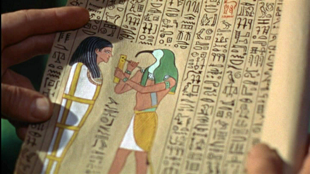 Le professeur lit le papyrus